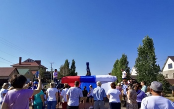 Под Оренбургом развернули флаг-рекордсмен длиною в 1300 метров и весом в 600 кг