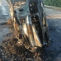 В Сорочинске автомобиль после наезда на препятствие перевернулся и загорелся