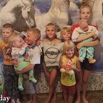 Под Ташлой многодетная сирота вынуждена жить с восемью детьми в разваливающемся доме