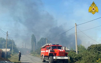 В Орске 14 расчетов тушат ландшафтный пожар