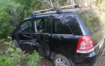 В Оренбурге два автомобиля после столкновения слетели в кювет, есть пострадавшие