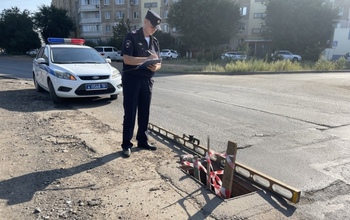Даже на состояние улицы, расположенной вблизи УМВД Оренбуржья, дорожники чихать хотели