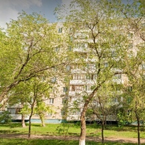 В Оренбурге из окна многоэтажки выпала женщина (18+)