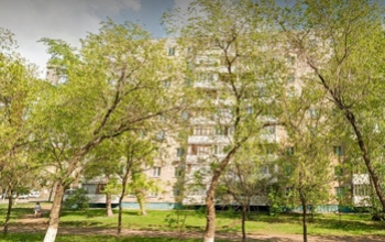 В Оренбурге из окна многоэтажки выпала женщина (18+)