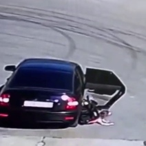 В Оренбурге при резком развороте из автомобиля вывалился ребенок