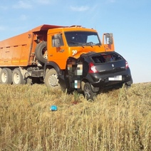 В Оренбуржье при лобовом столкновении КамАЗа и Renault погибли женщина и ребенок (18+)
