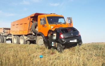 В Оренбуржье при лобовом столкновении КамАЗа и Renault погибли женщина и ребенок (18+)