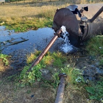 В одном из сел Оренбуржья водонапорная башня как упала 10 лет назад, так и лежит