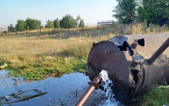 В одном из сел Оренбуржья водонапорная башня как упала 10 лет назад, так и лежит