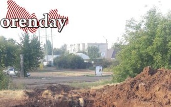 Оренбуржцы уже несколько месяцев ждут, когда починят лопнувшую трубу на Мало-Луговой