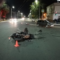 В Оренбурге водитель автомобиля Lada Kalina не уступила дорогу байку, мотоциклист в больнице