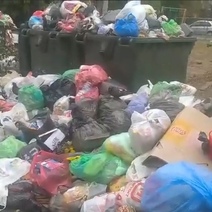 В Оренбурге двор возле ЗАГСа завален мусором