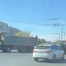 В Оренбурге дорогу по проспекту Гагарина не поделили грузовик и иномарка