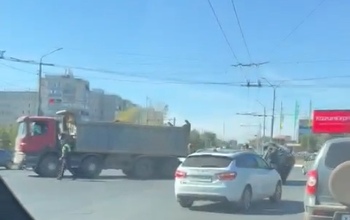 В Оренбурге дорогу по проспекту Гагарина не поделили грузовик и иномарка