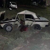 В Бузулуке после столкновения Škoda и ВАЗ один водитель попал в реанимацию, другой – сбежал