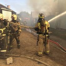 В Оренбурге тушат жилой дом и хозпостройку