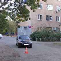 На выезде со двора молодой водитель на 