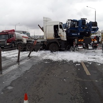 В Оренбурге дорогу не поделили МАЗ и КамАЗ, имеется пострадавший