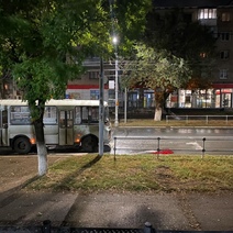 В Оренбурге маршрутный автобус сбил на «зебре» женщину, пешеход скончалась (18+)