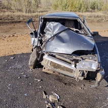 Под Новосергиевкой ВАЗ влетел под большегруз, серьезно пострадали два человека