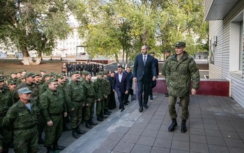 Губернатор Денис Паслер встретился с мобилизованными оренбуржцами, проходящими боевое слаживание в Тоцкой артиллерийской бригаде