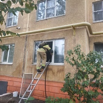 В Оренбурге загорелась квартира на Транспортной: спасли четырёх человек