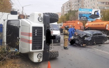 В Орске автомобиль спецслужбы снес 