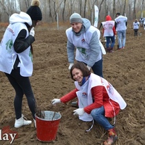 Оренбургская компания отметила юбилей высадкой саженцев