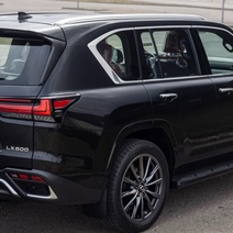 Страховка одного «Лексуса» губернатора обходится по цене квартиры для сироты