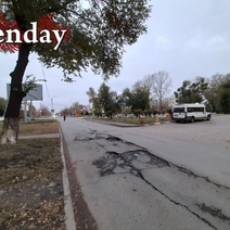 В Оренбурге на участке проспекта Дзержинского пригодна для езды лишь одна полоса