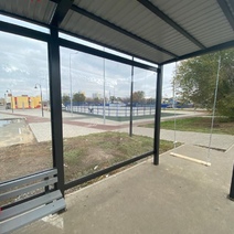 В Оренбурге на остановках горожане теперь могут покататься на качелях