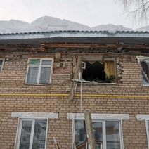 В Шарлыке жители дома, где обрушилась крыша, возвращаются в свои квартиры