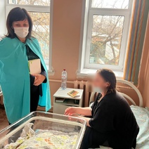 В Оренбурге за малышкой, которая родилась в 27-недель, ухаживает её сестрёнка