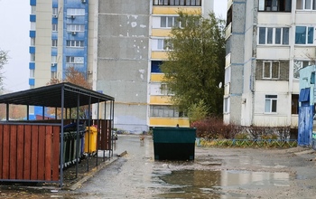 В Оренбурге мусорная «лодочка» заблокировала путь для автомобилистов