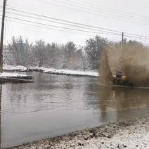 Гигантская лужа на Амурской доставляет жителям Южного огромные неудобства