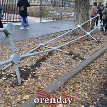 Ограждение, повреждённое дорожниками на Одесской в Оренбурге, так и не восстановили