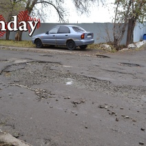 В Оренбурге на улице Космической ямы напоминают лунные кратеры