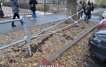 Ограждение, повреждённое дорожниками на Одесской в Оренбурге, так и не восстановили