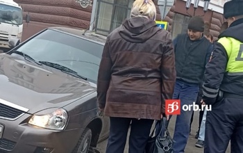 В Оренбурге машина провалилась в открытый люк прямо у здания мэрии