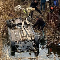 В Оренбуржье иномарка снесла ограждение на мосту и упала в реку