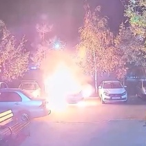 Снова поджигатель? В Оренбурге загорелись три стоявшие рядом авто
