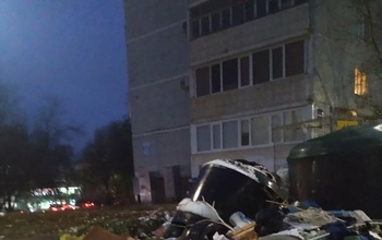 В Оренбурге практически месяц не вывозят мусор с площадки по улице Чкалова