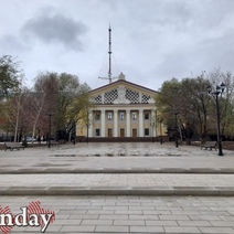 Вечером здание реконструированной оренбургской филармонии выглядит уныло