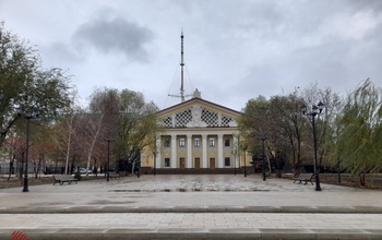Вечером здание реконструированной оренбургской филармонии выглядит уныло