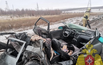 Два человека оказались зажаты в покореженном в ДТП авто в Октябрьском районе 