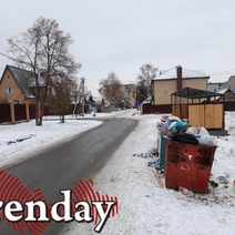 В Оренбурге возле новой контейнерной площадки стоят 