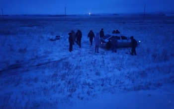 Под Переволоцком полицейские помогли водителю и пассажирке, попавшим на пустой дороге в ДТП