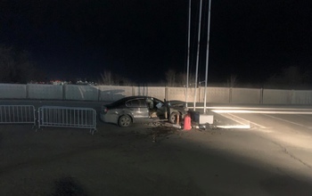В Оренбурге водитель Volkswagen Passat въехал в препятствие, изувечив себя и пассажирку