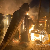 В Орске огонь уничтожил два автомобиля и мотоцикл