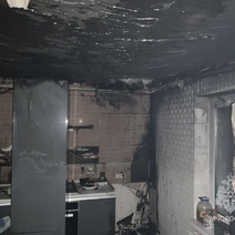 В Орске огонь повредил летнюю кухню и кровлю частного дома